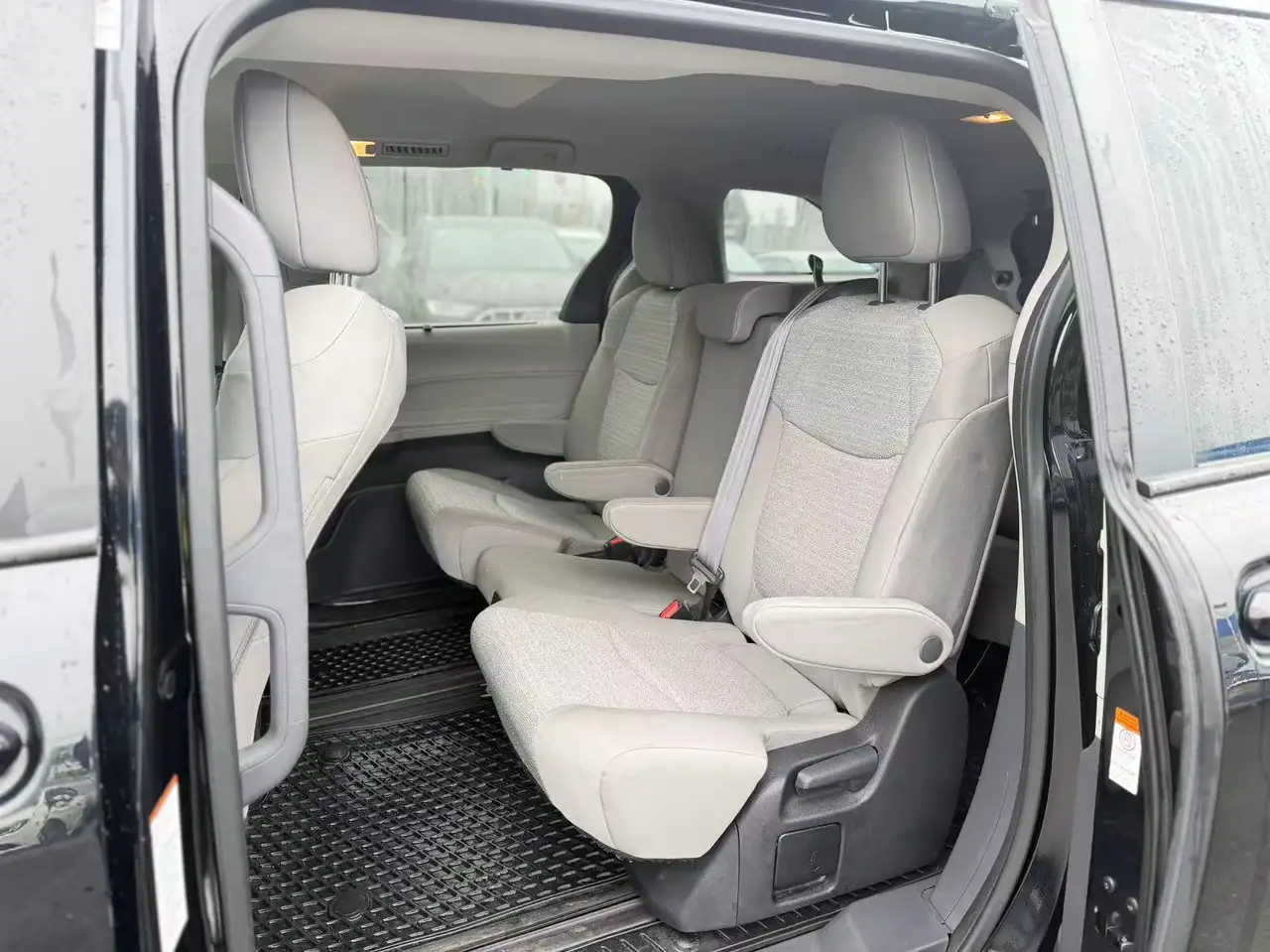 Toyota Sienna снимка Toyota Sienna