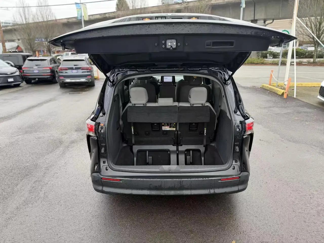 Toyota Sienna снимка Toyota Sienna
