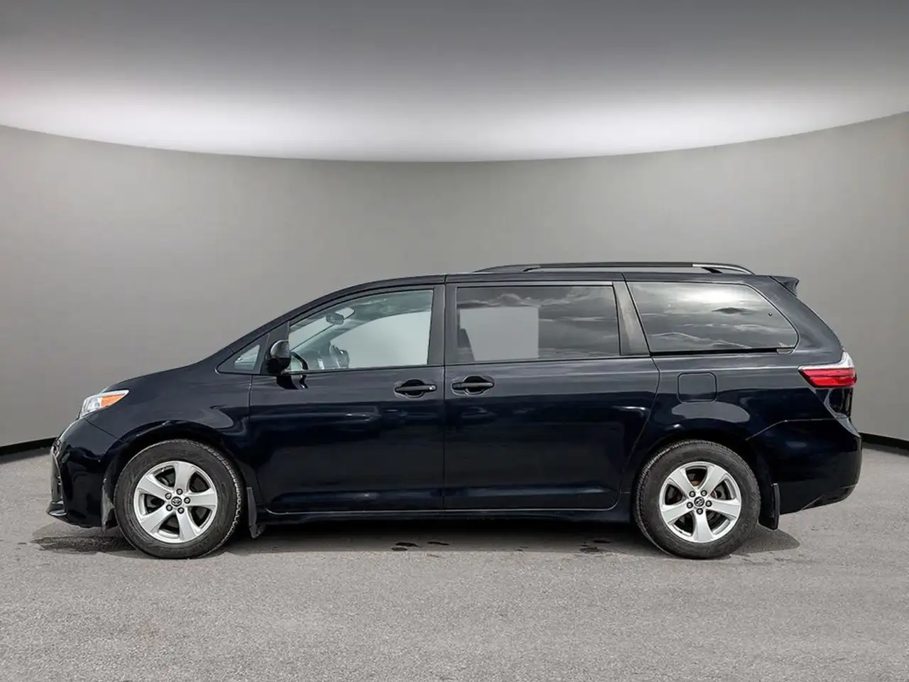 Toyota Sienna photo Toyota Sienna