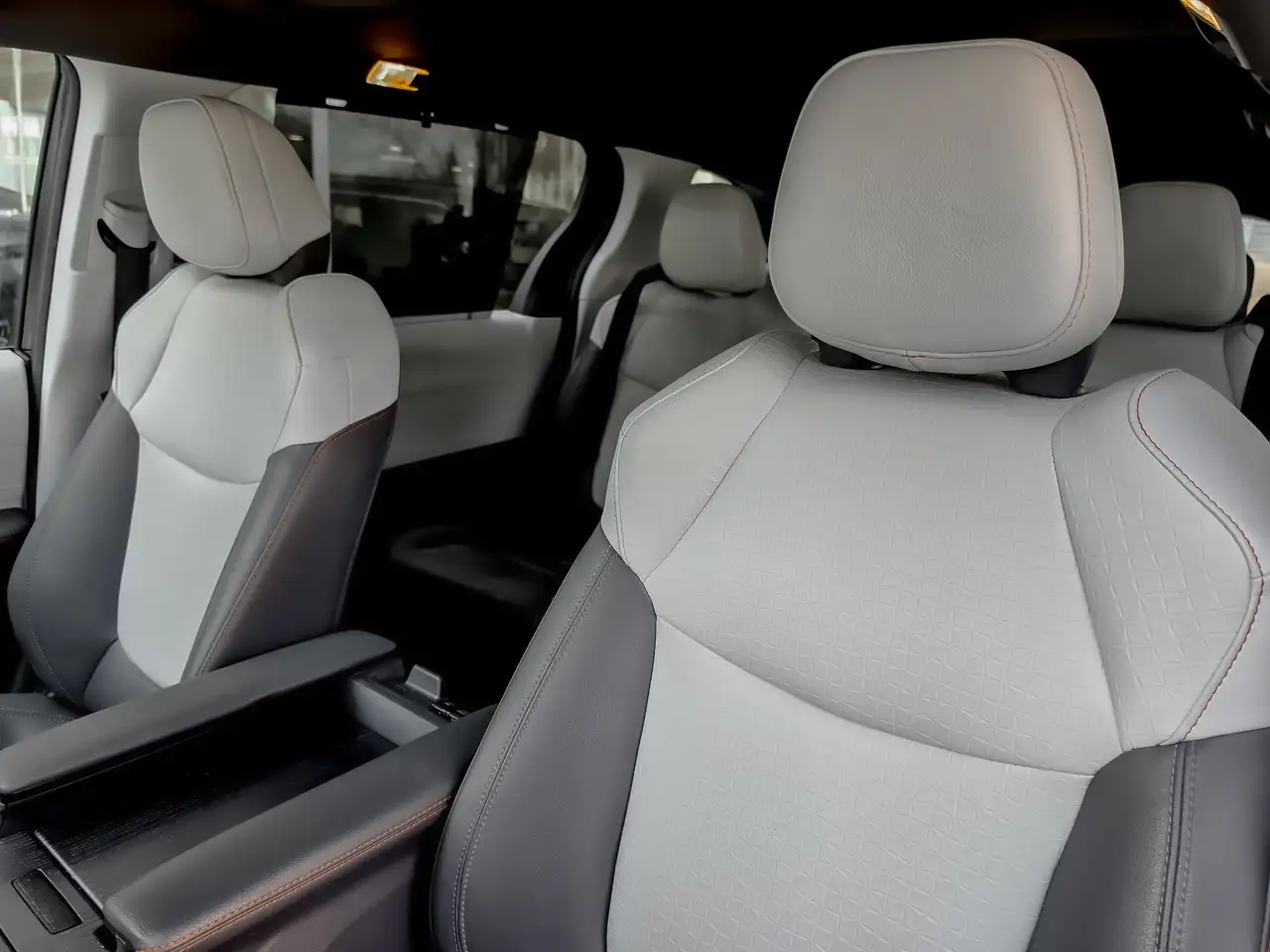 Toyota Sienna снимка Toyota Sienna