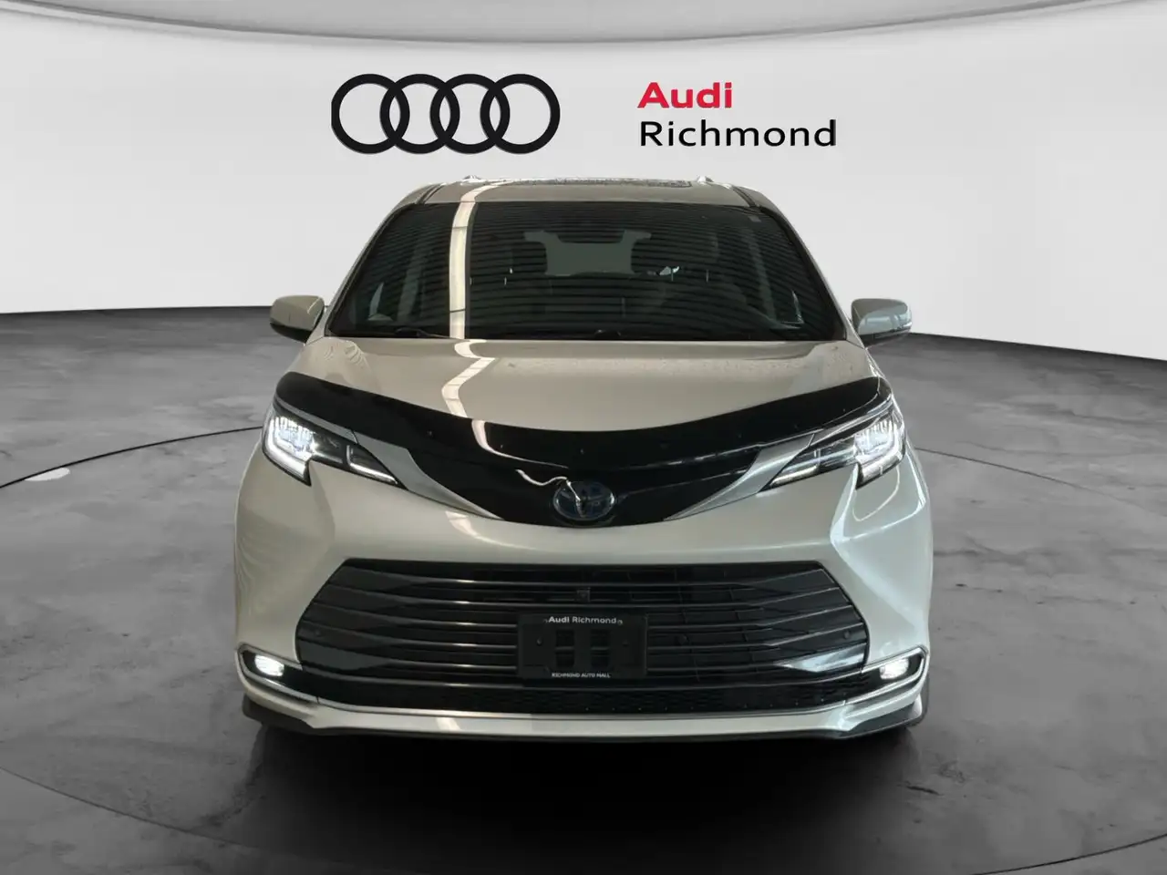 Toyota Sienna снимка Toyota Sienna