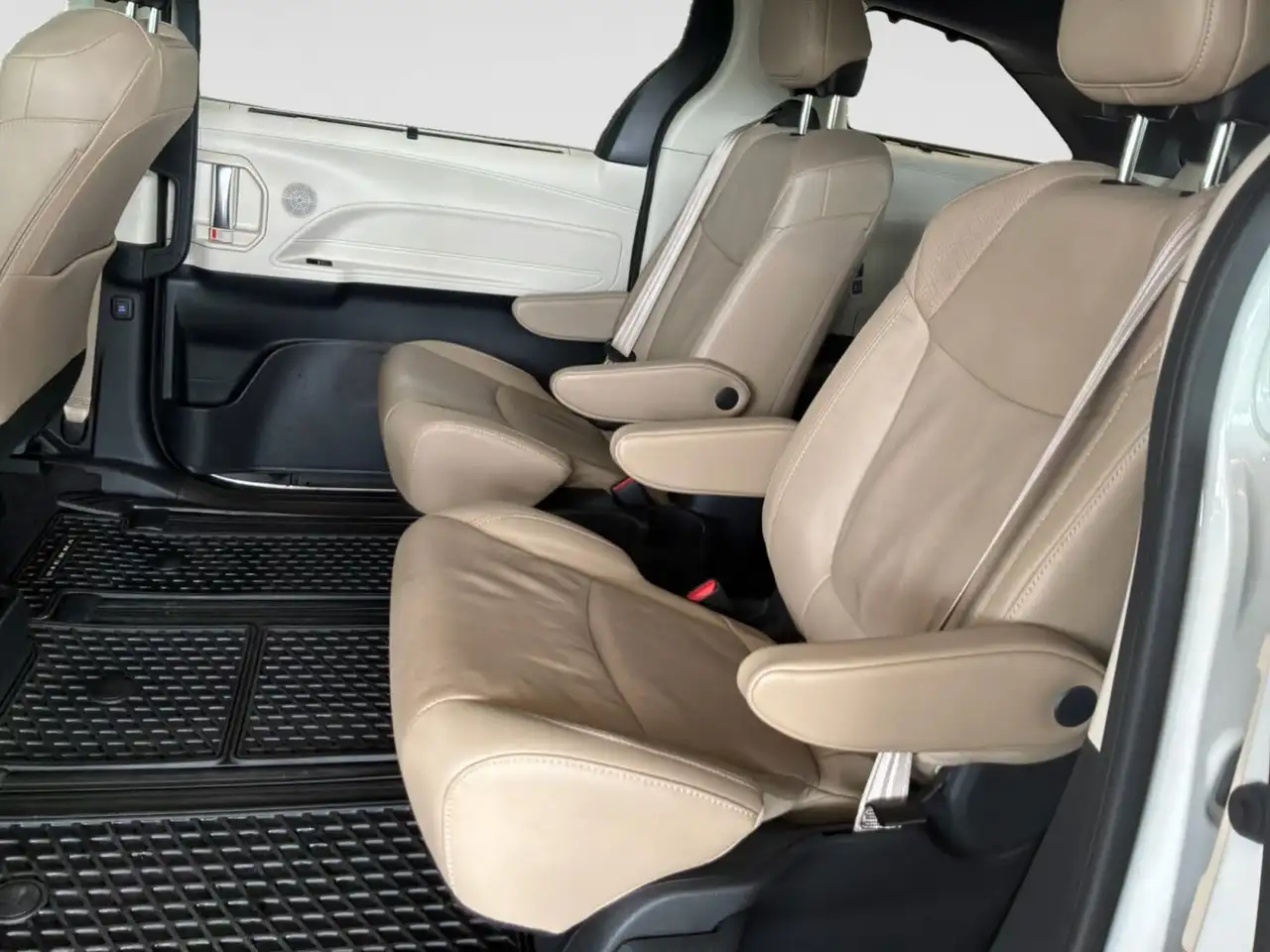 Toyota Sienna снимка Toyota Sienna