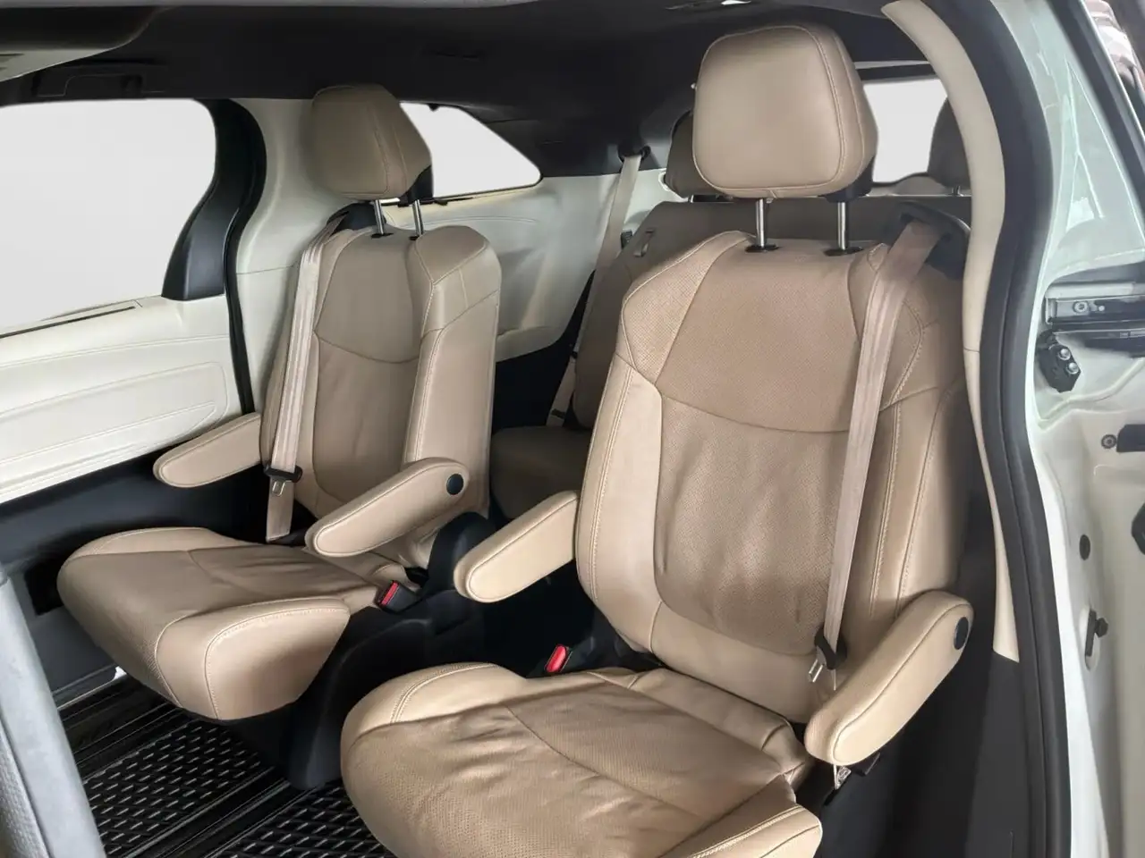 Toyota Sienna снимка Toyota Sienna