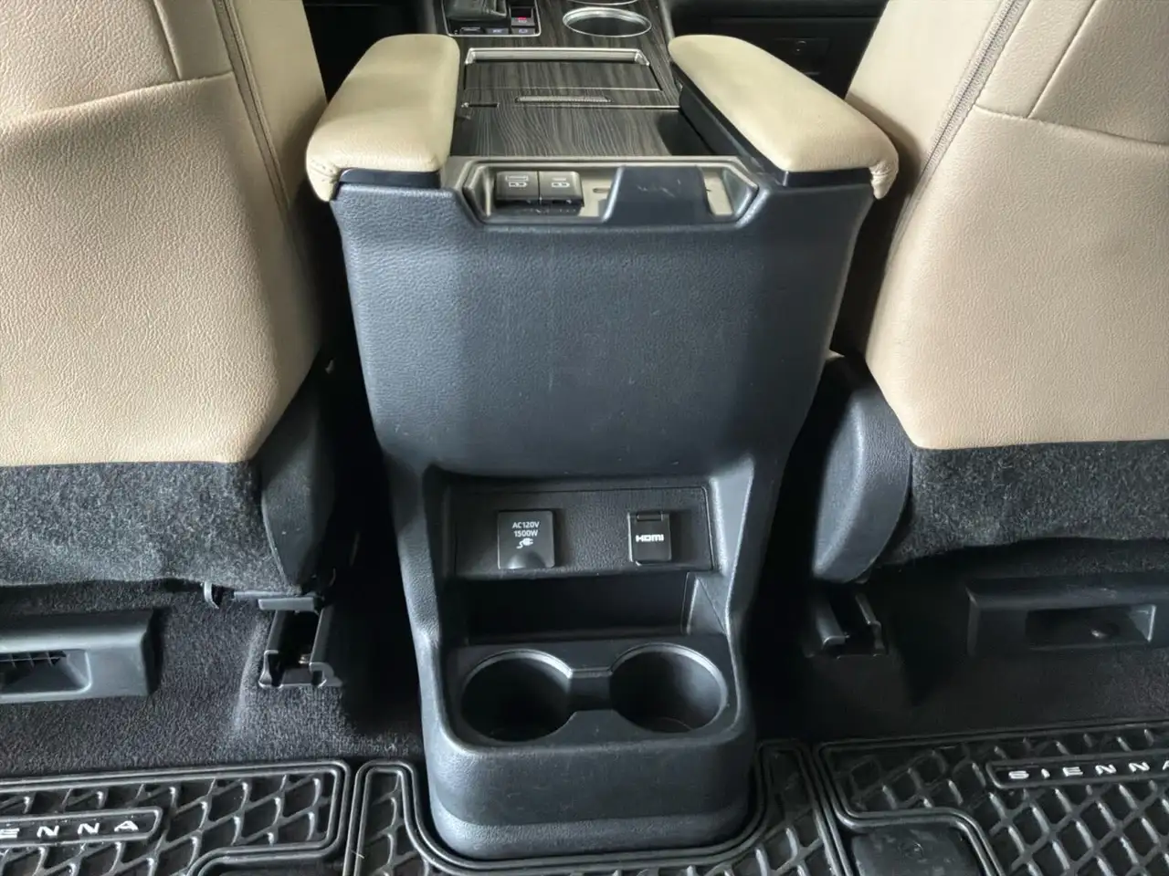 Toyota Sienna снимка Toyota Sienna