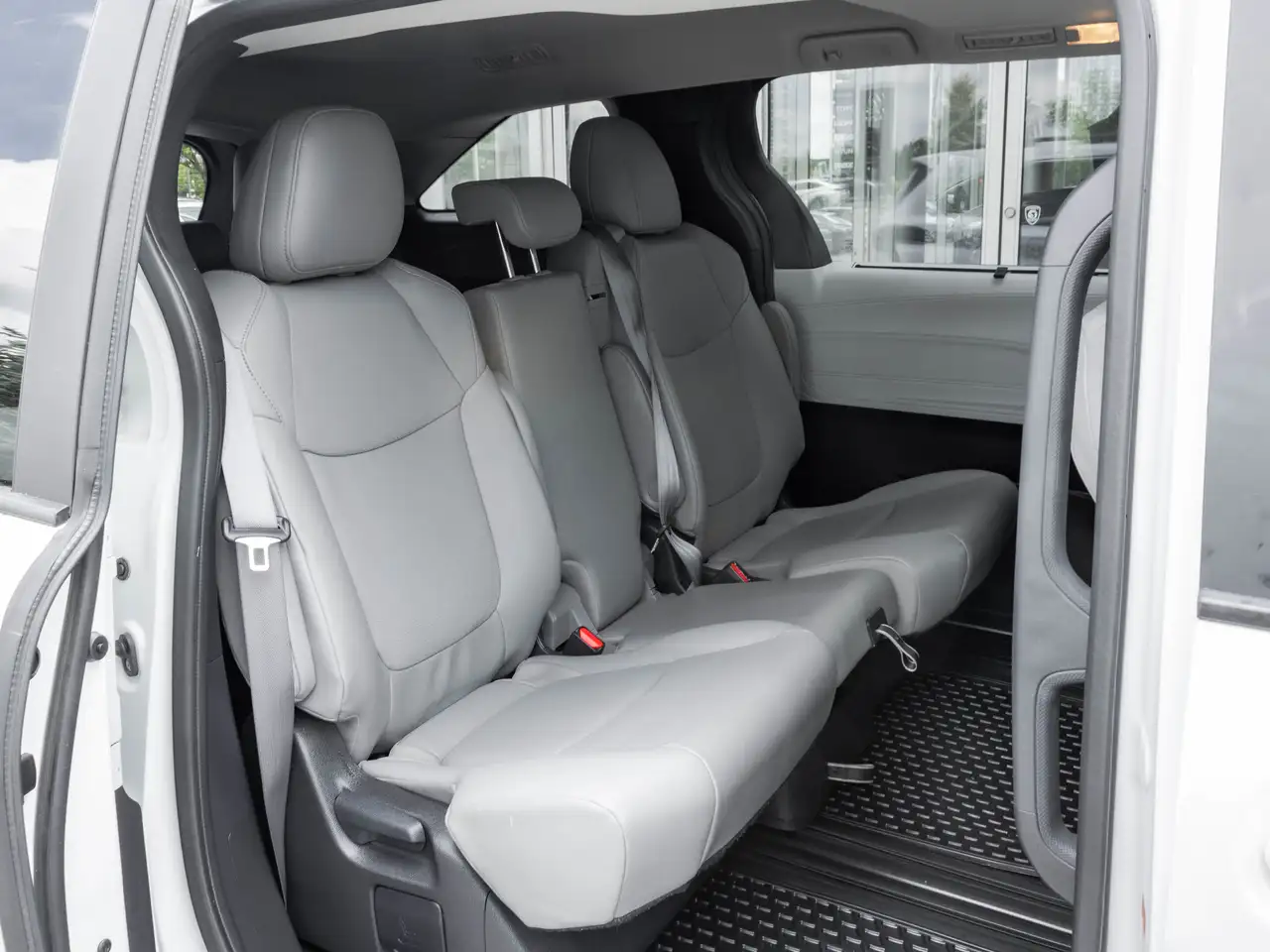 Toyota Sienna снимка Toyota Sienna