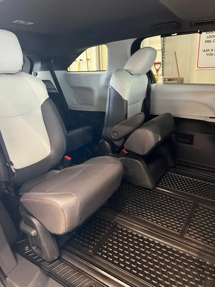 Toyota Sienna снимка Toyota Sienna