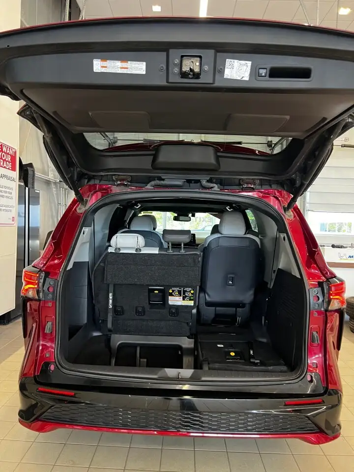 Toyota Sienna снимка Toyota Sienna