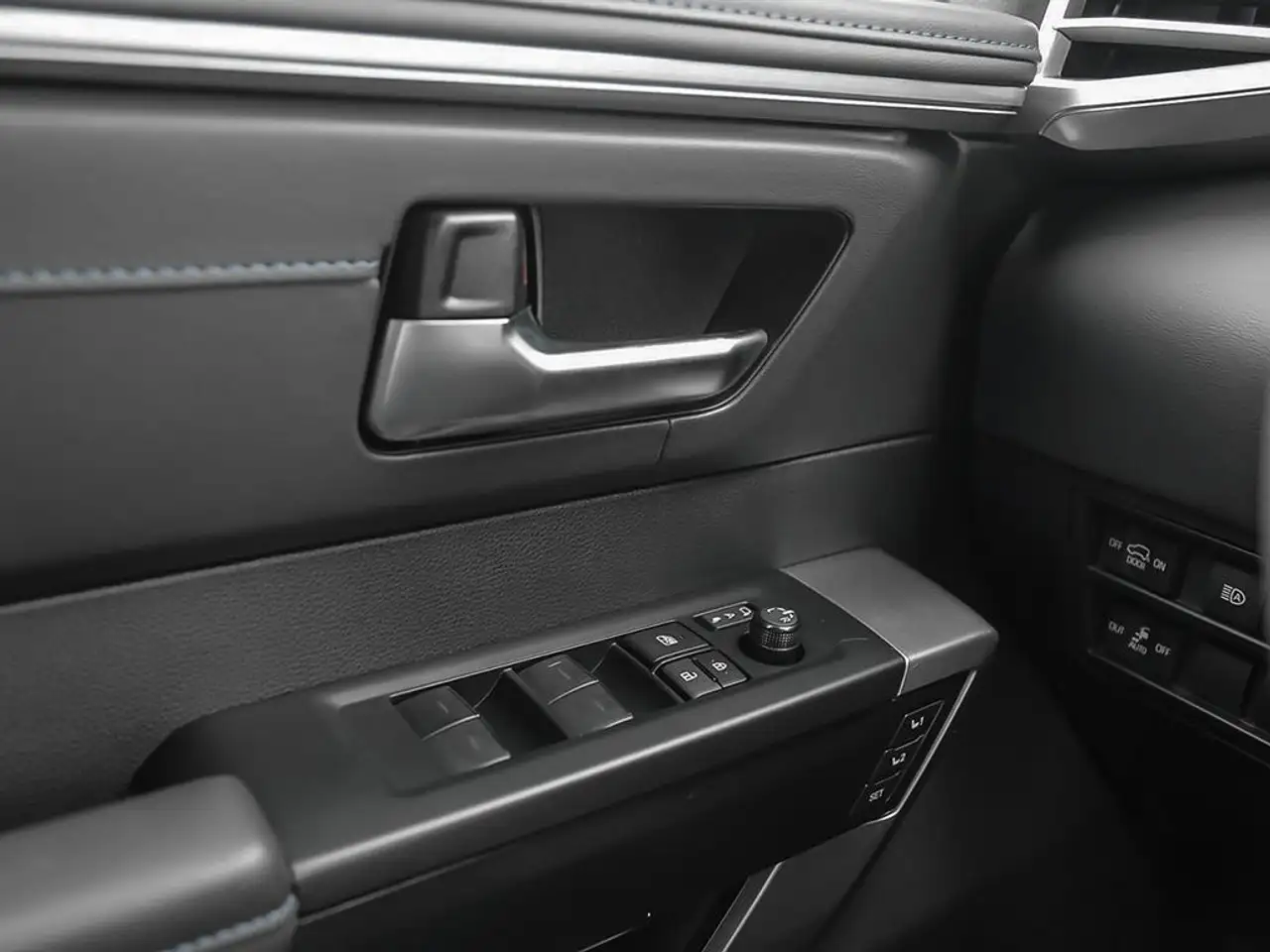 Toyota Sequoia снимка Toyota Sequoia