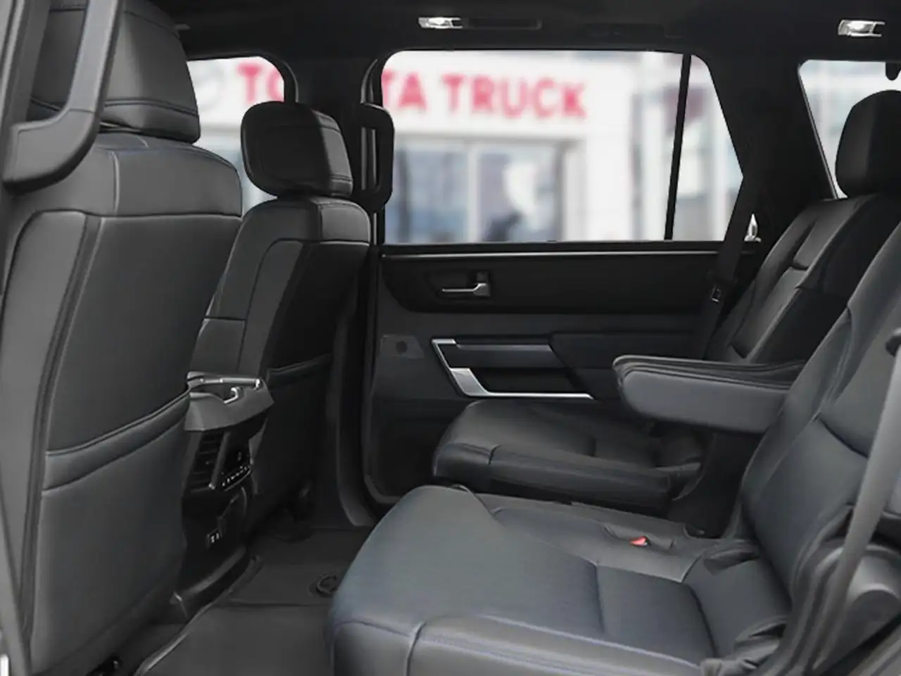 Toyota Sequoia снимка Toyota Sequoia