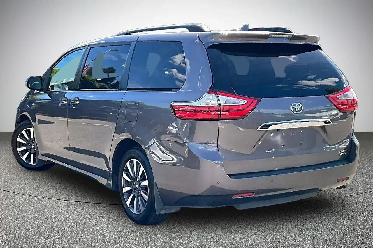 Toyota Sienna photo Toyota Sienna