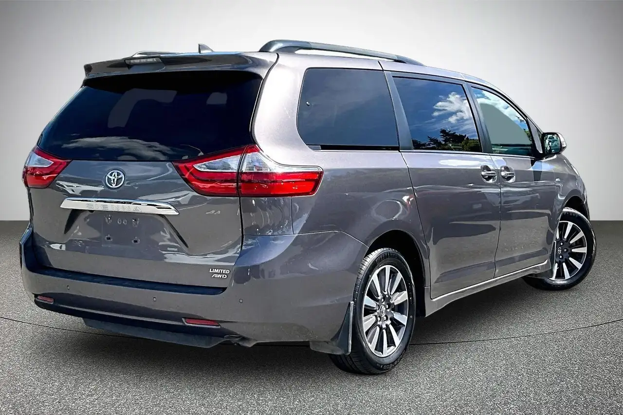 Toyota Sienna photo Toyota Sienna