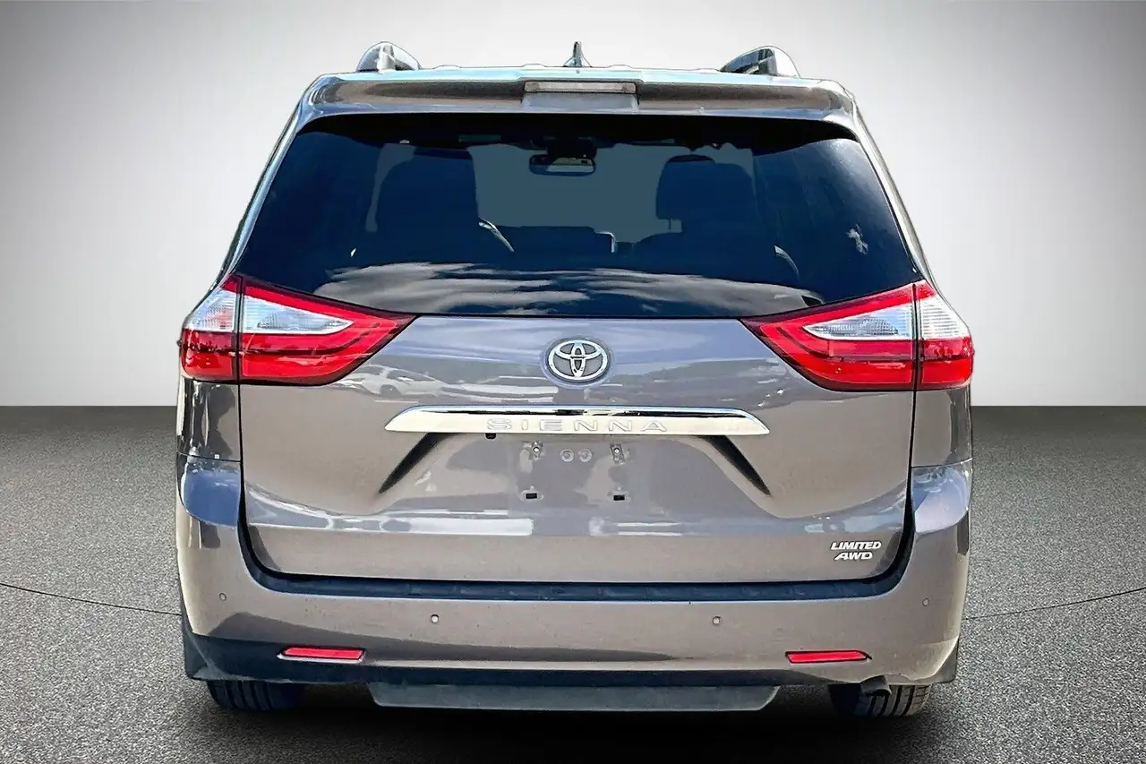 Toyota Sienna photo Toyota Sienna