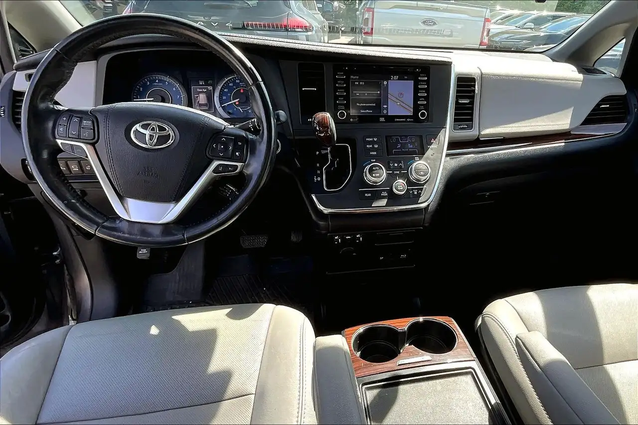 Toyota Sienna photo Toyota Sienna