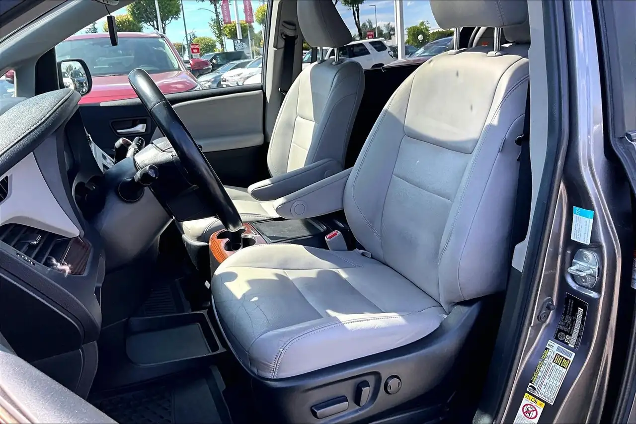 Toyota Sienna photo Toyota Sienna