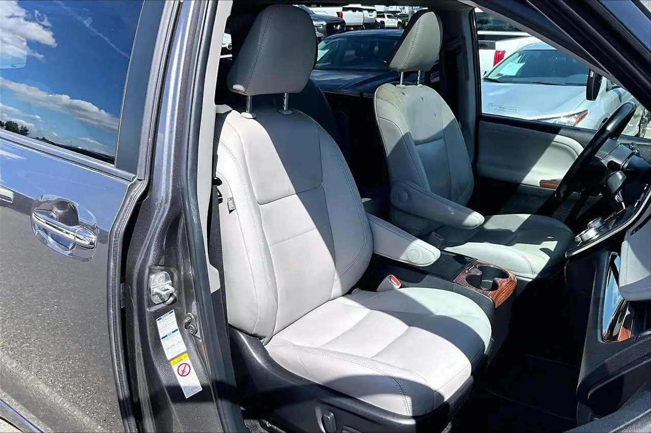 Toyota Sienna photo Toyota Sienna