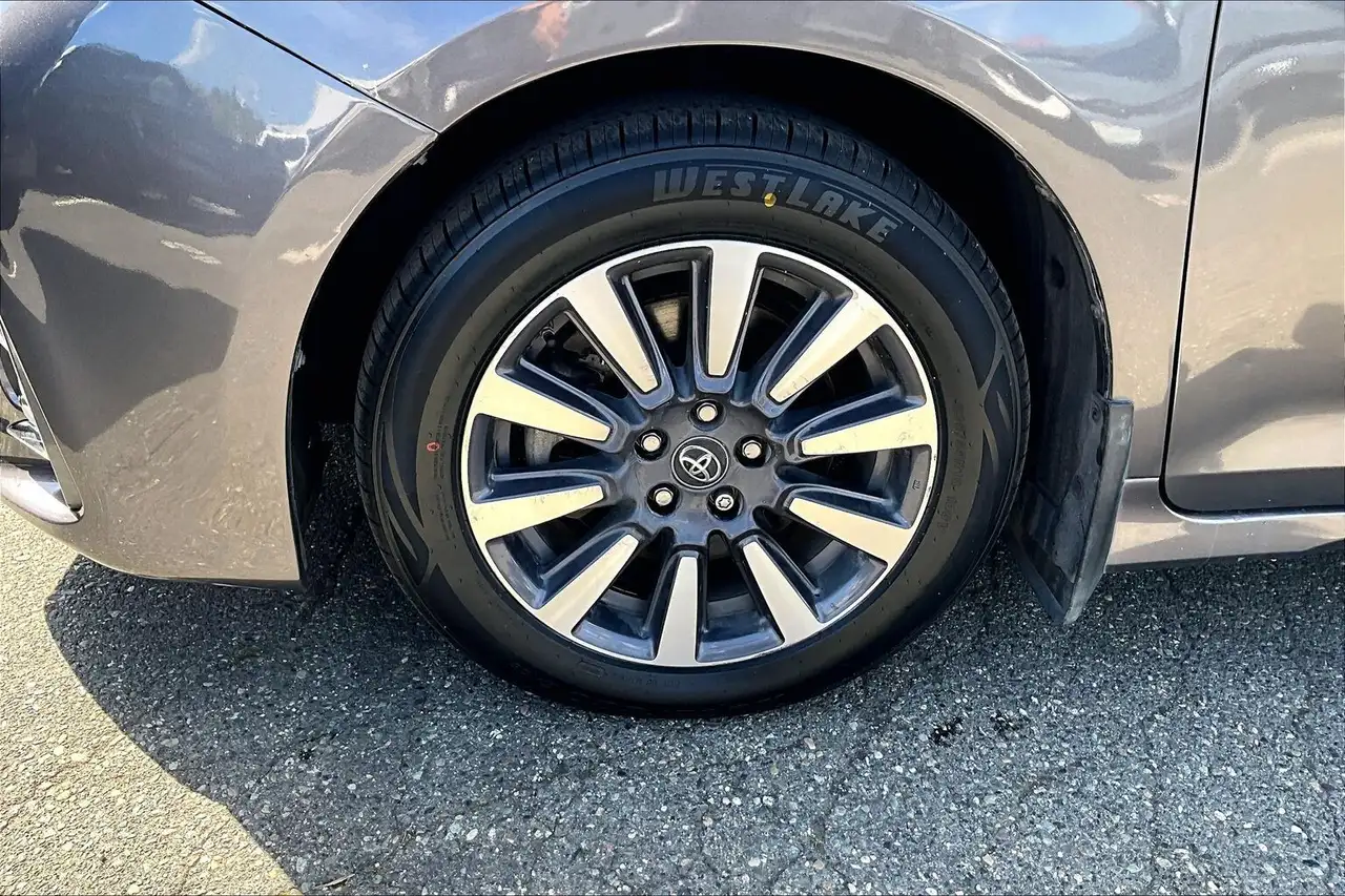 Toyota Sienna photo Toyota Sienna