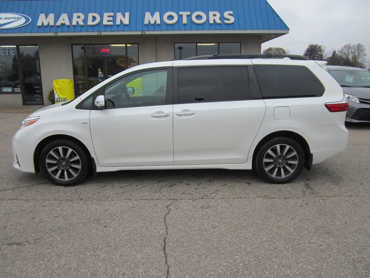 Toyota Sienna снимка Toyota Sienna