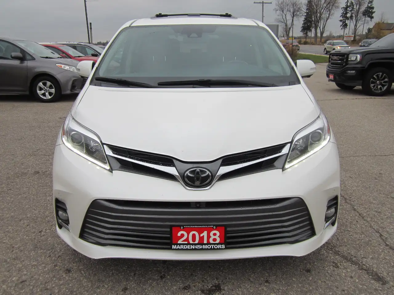 Toyota Sienna снимка Toyota Sienna