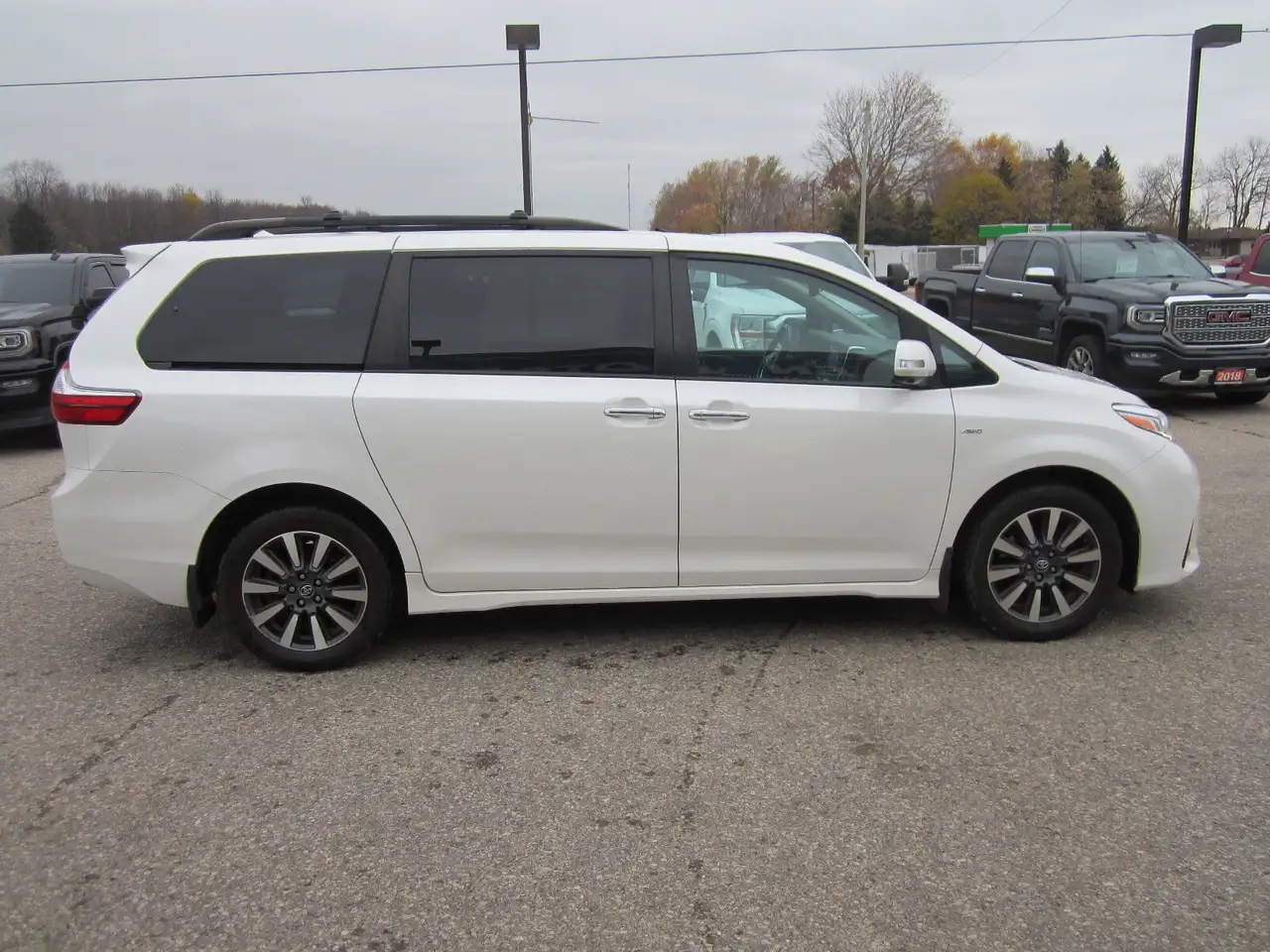 Toyota Sienna снимка Toyota Sienna