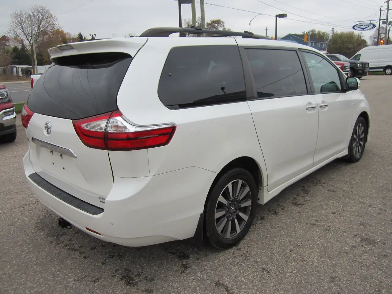 Toyota Sienna снимка Toyota Sienna
