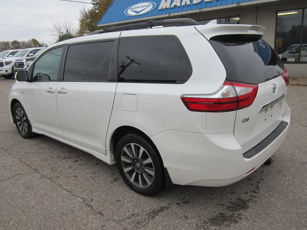 Toyota Sienna снимка Toyota Sienna