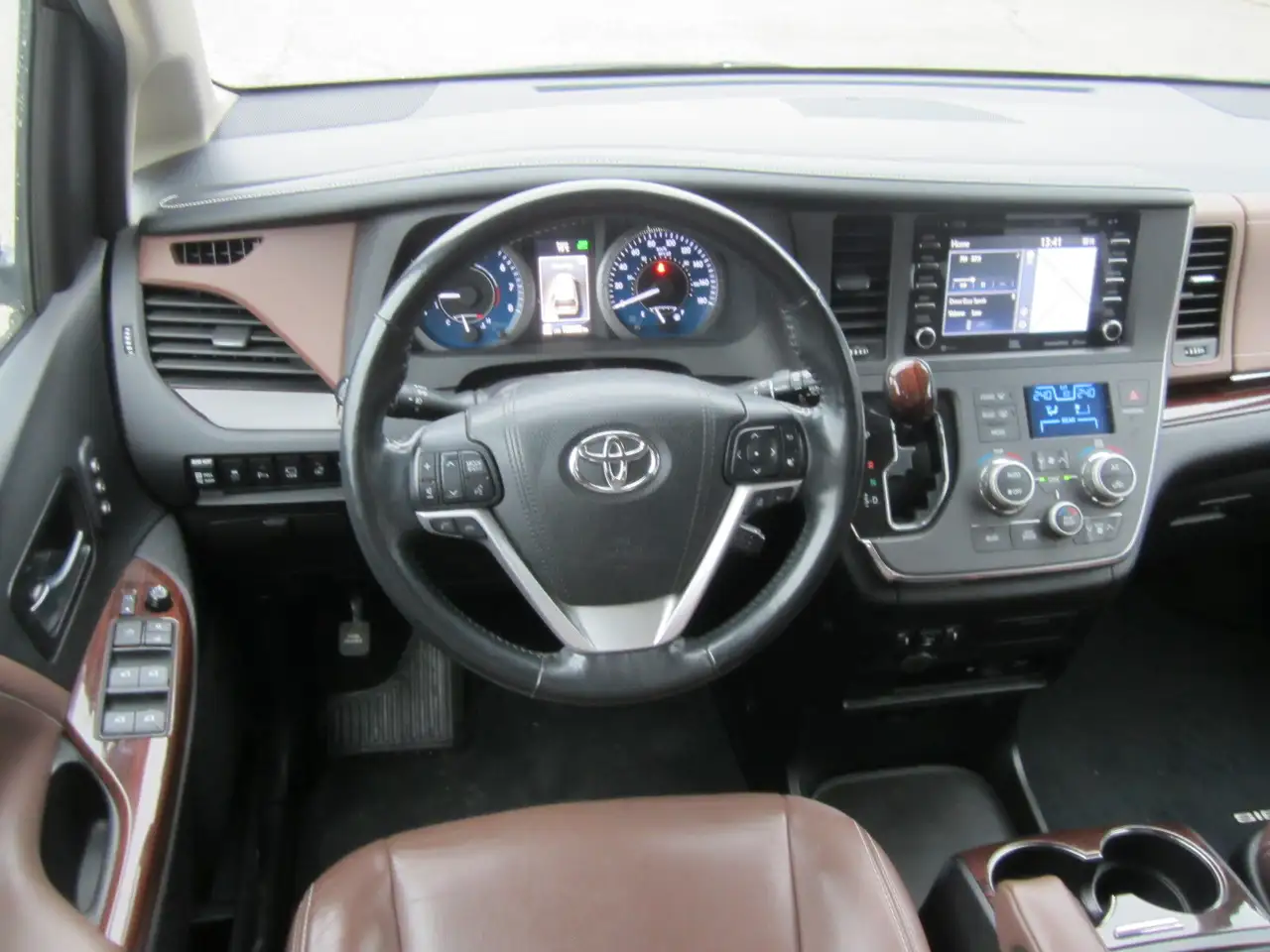Toyota Sienna снимка Toyota Sienna