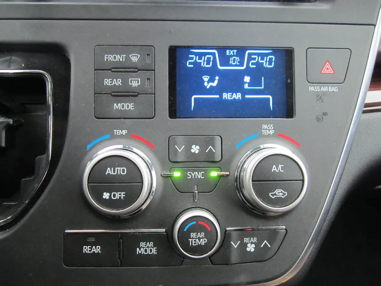 Toyota Sienna снимка Toyota Sienna
