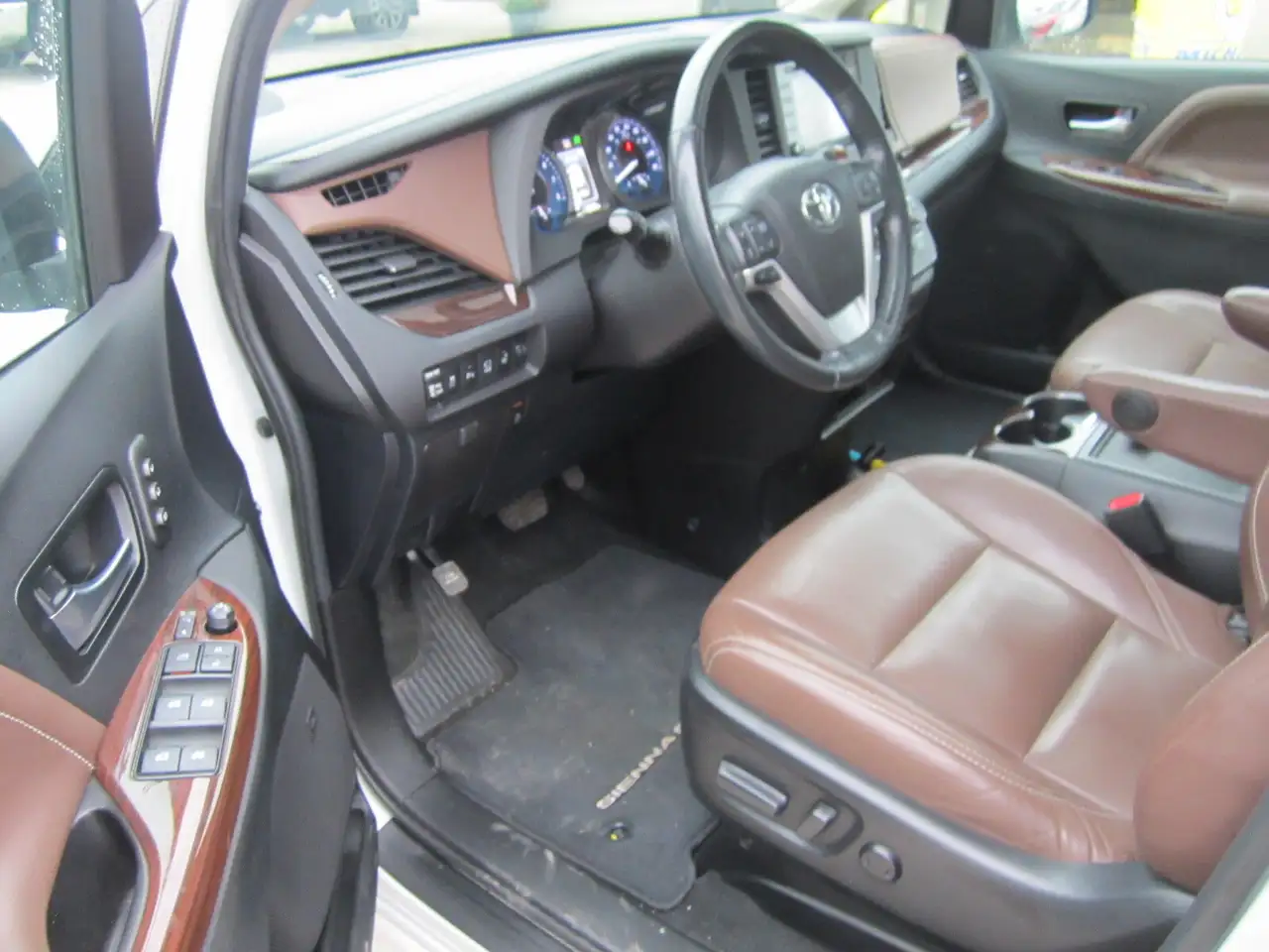 Toyota Sienna снимка Toyota Sienna