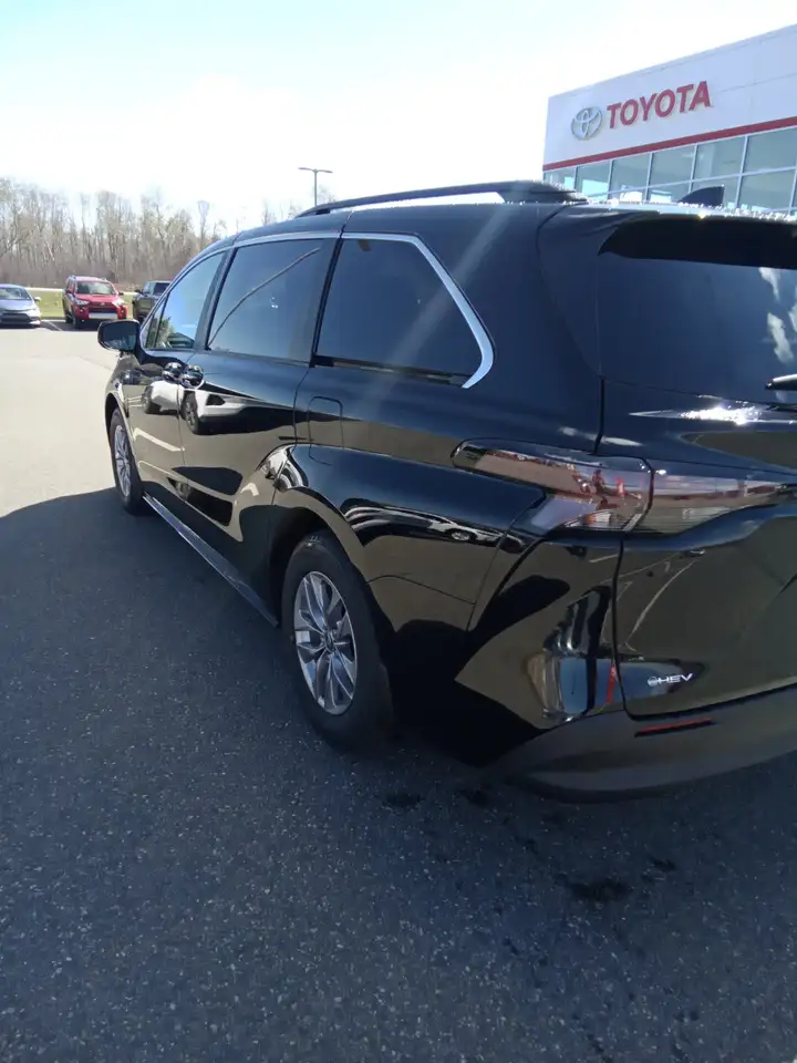 Toyota Sienna снимка Toyota Sienna