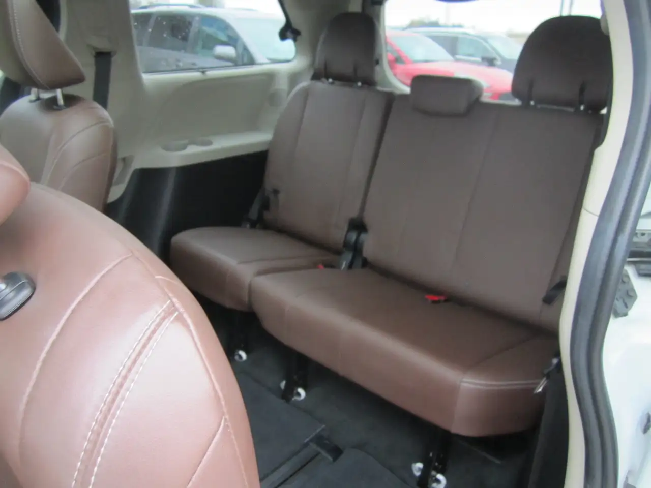 Toyota Sienna снимка Toyota Sienna