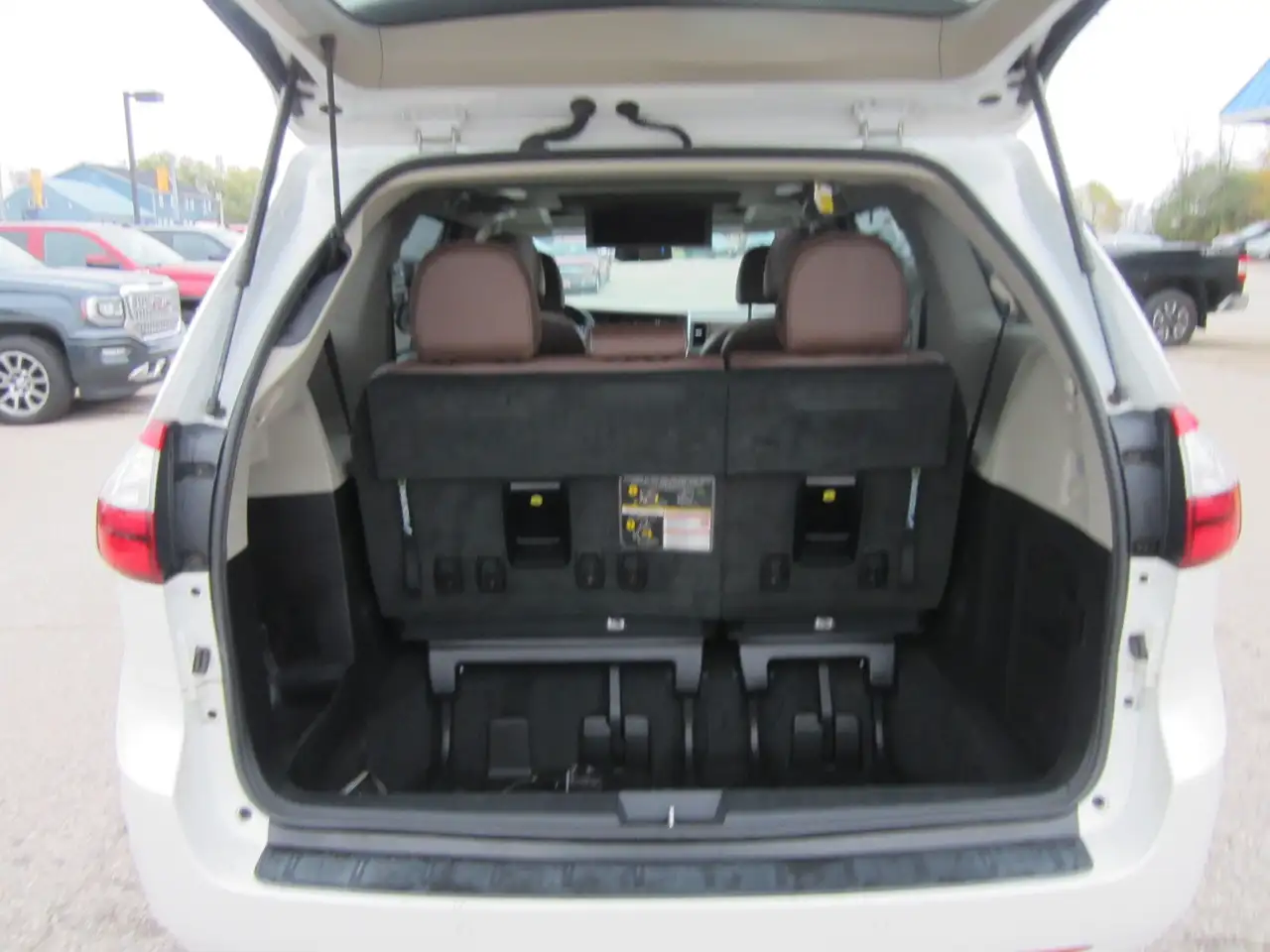 Toyota Sienna снимка Toyota Sienna