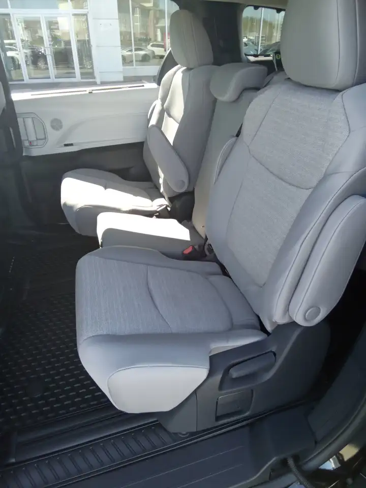 Toyota Sienna снимка Toyota Sienna