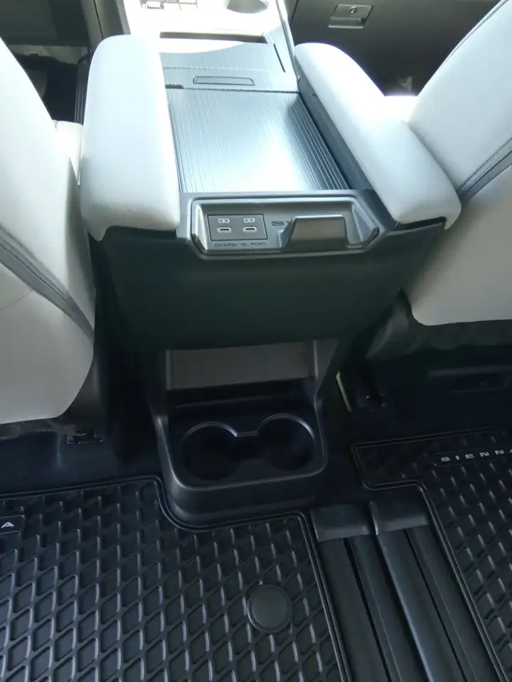 Toyota Sienna снимка Toyota Sienna
