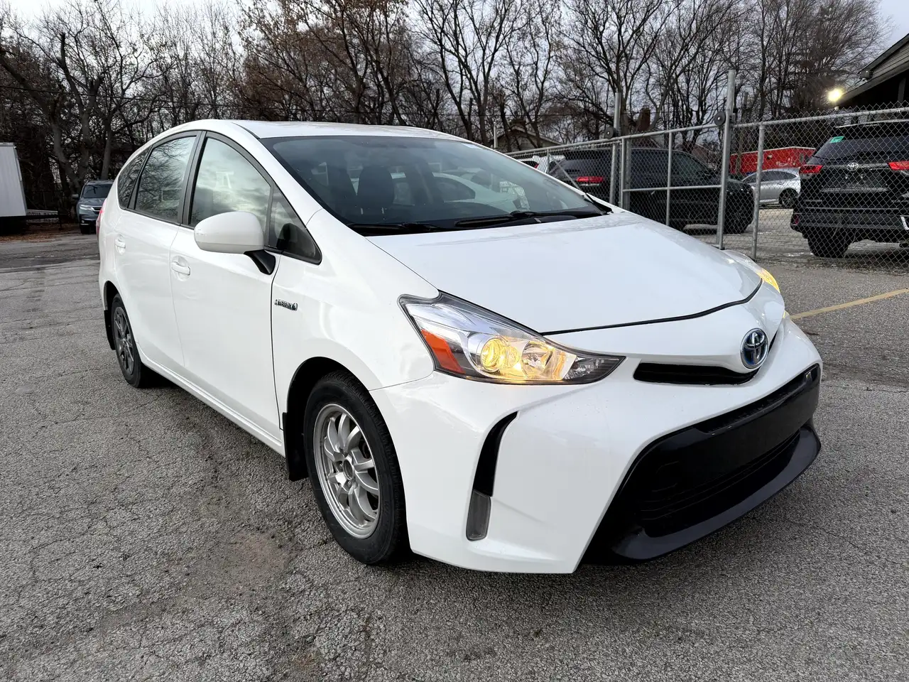 Toyota Prius v снимка Toyota Prius v