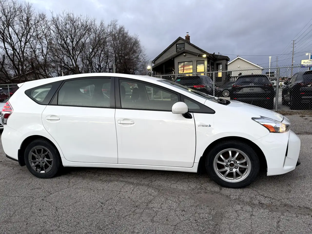 Toyota Prius v снимка Toyota Prius v