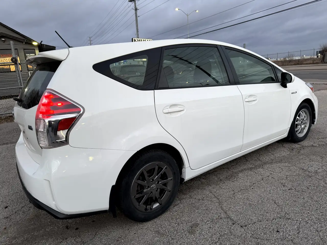 Toyota Prius v снимка Toyota Prius v