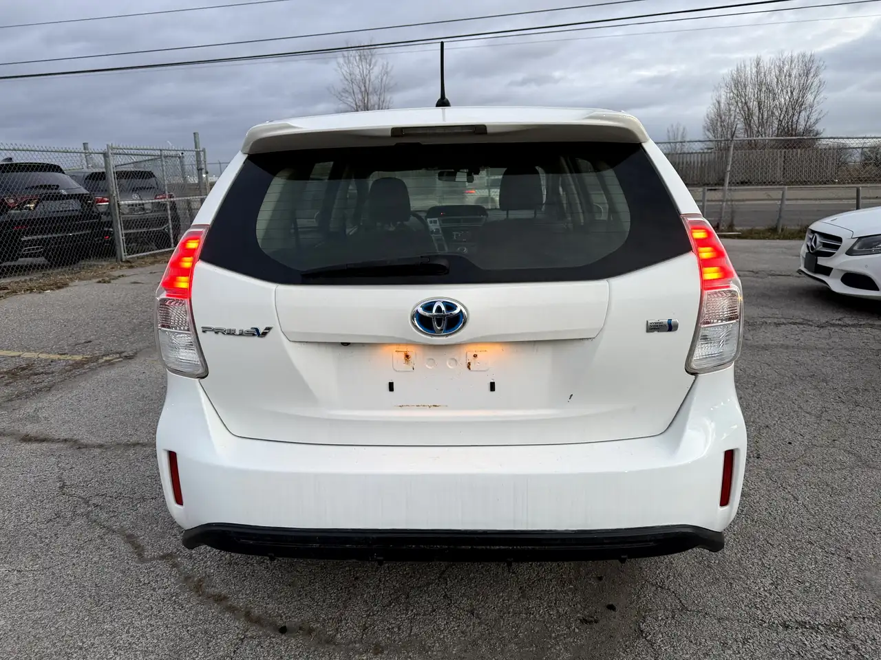 Toyota Prius v снимка Toyota Prius v