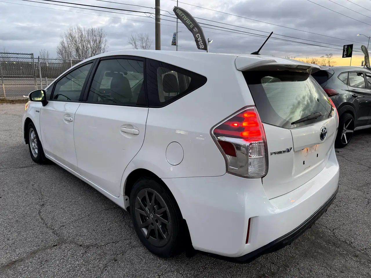 Toyota Prius v снимка Toyota Prius v
