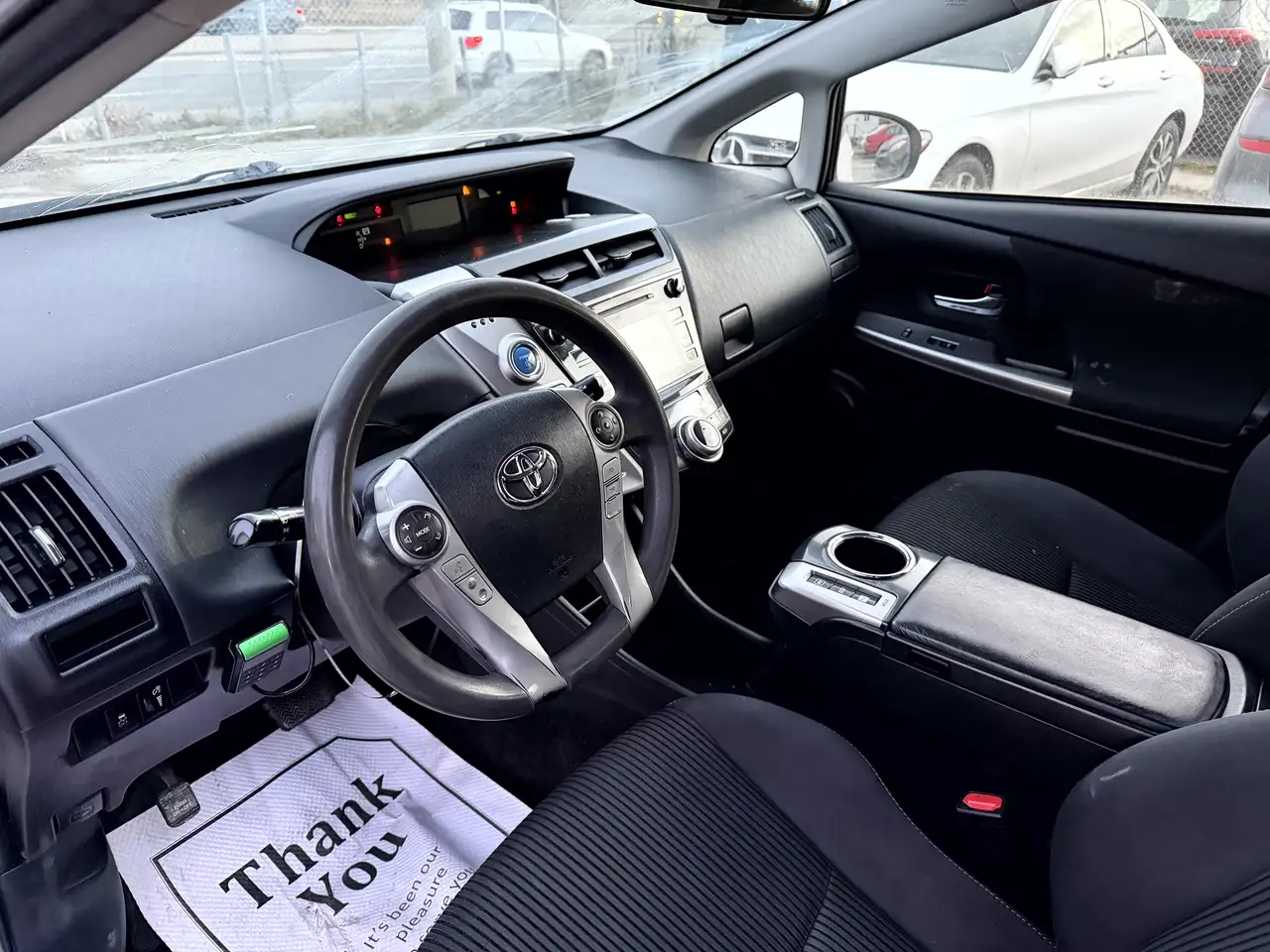 Toyota Prius v снимка Toyota Prius v