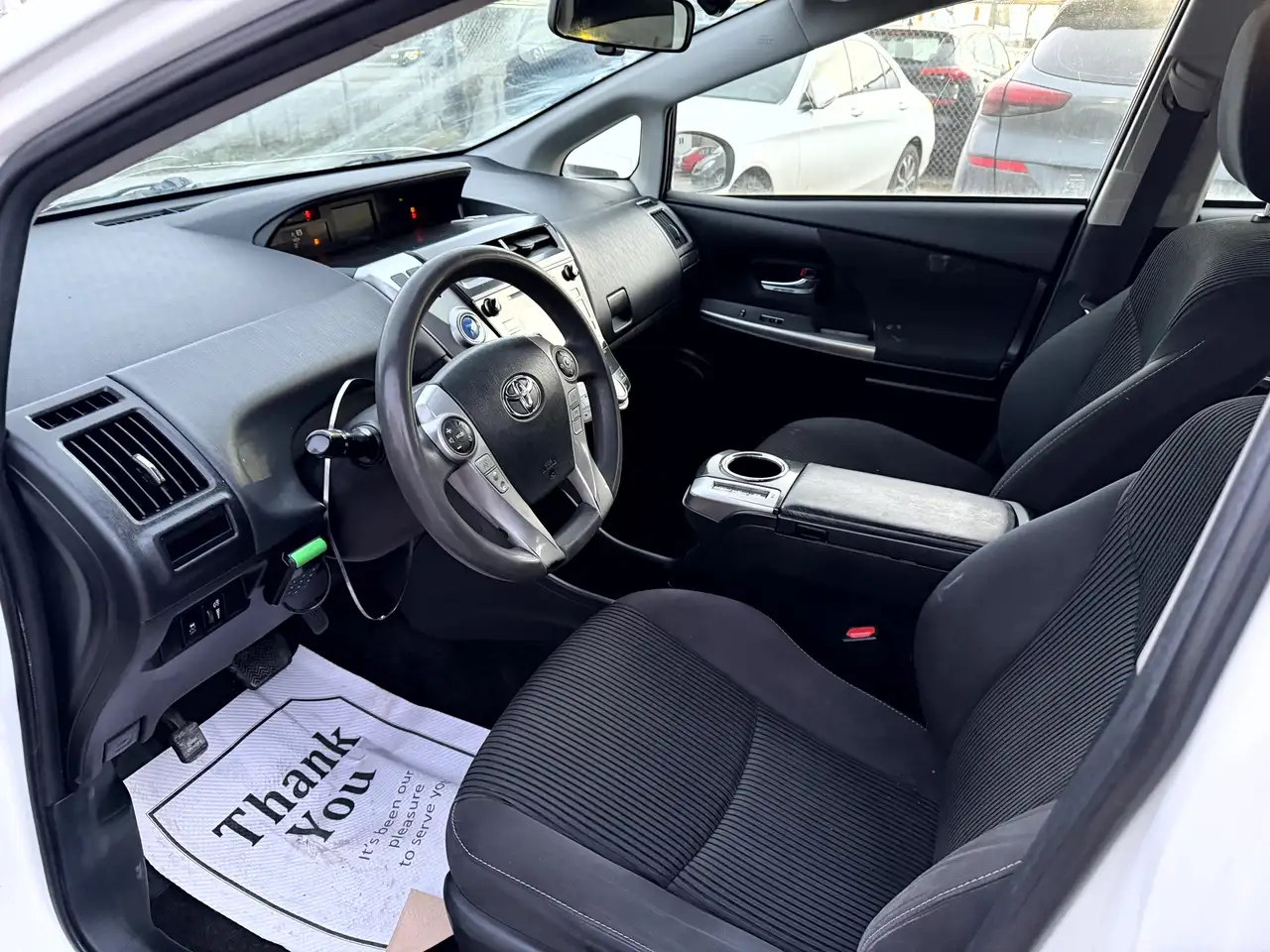Toyota Prius v снимка Toyota Prius v