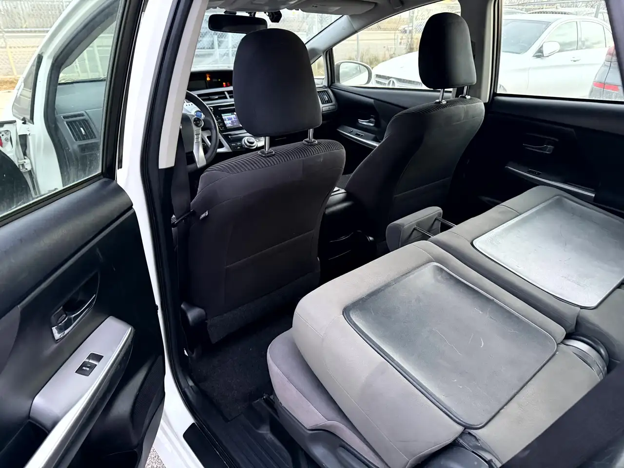 Toyota Prius v снимка Toyota Prius v