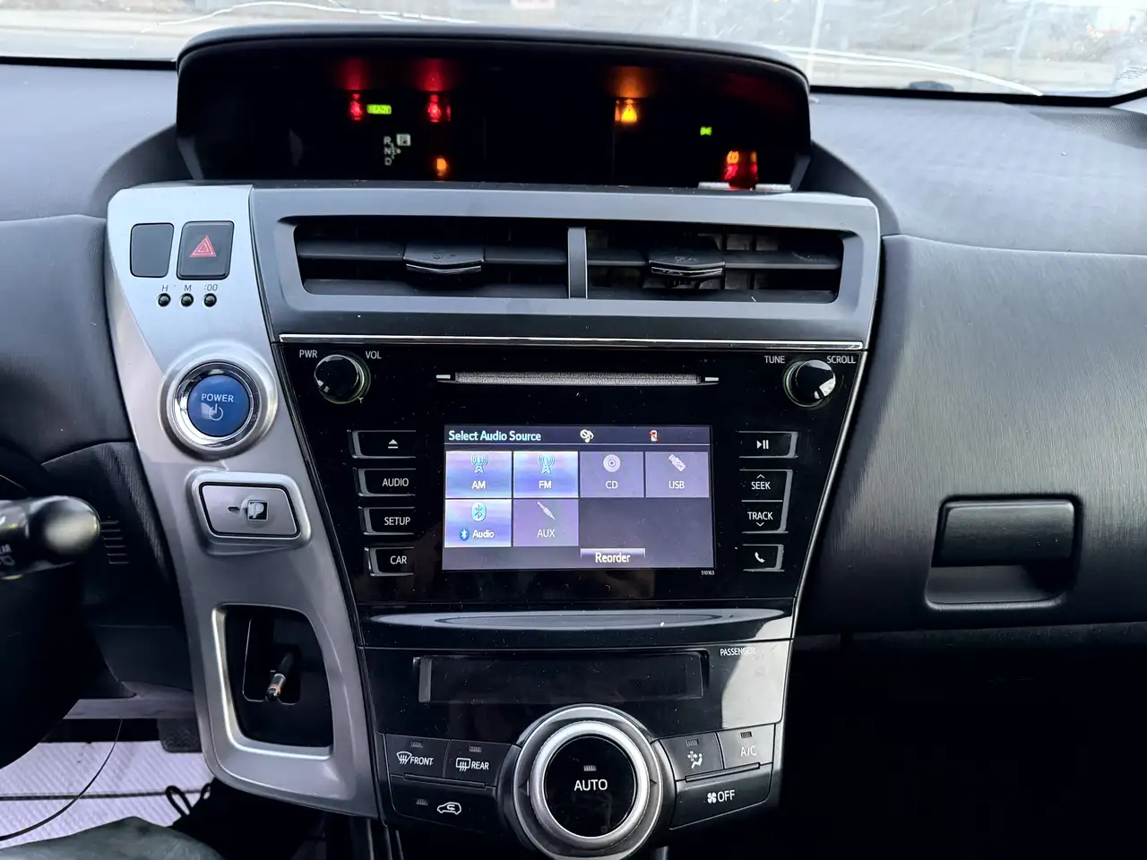Toyota Prius v снимка Toyota Prius v