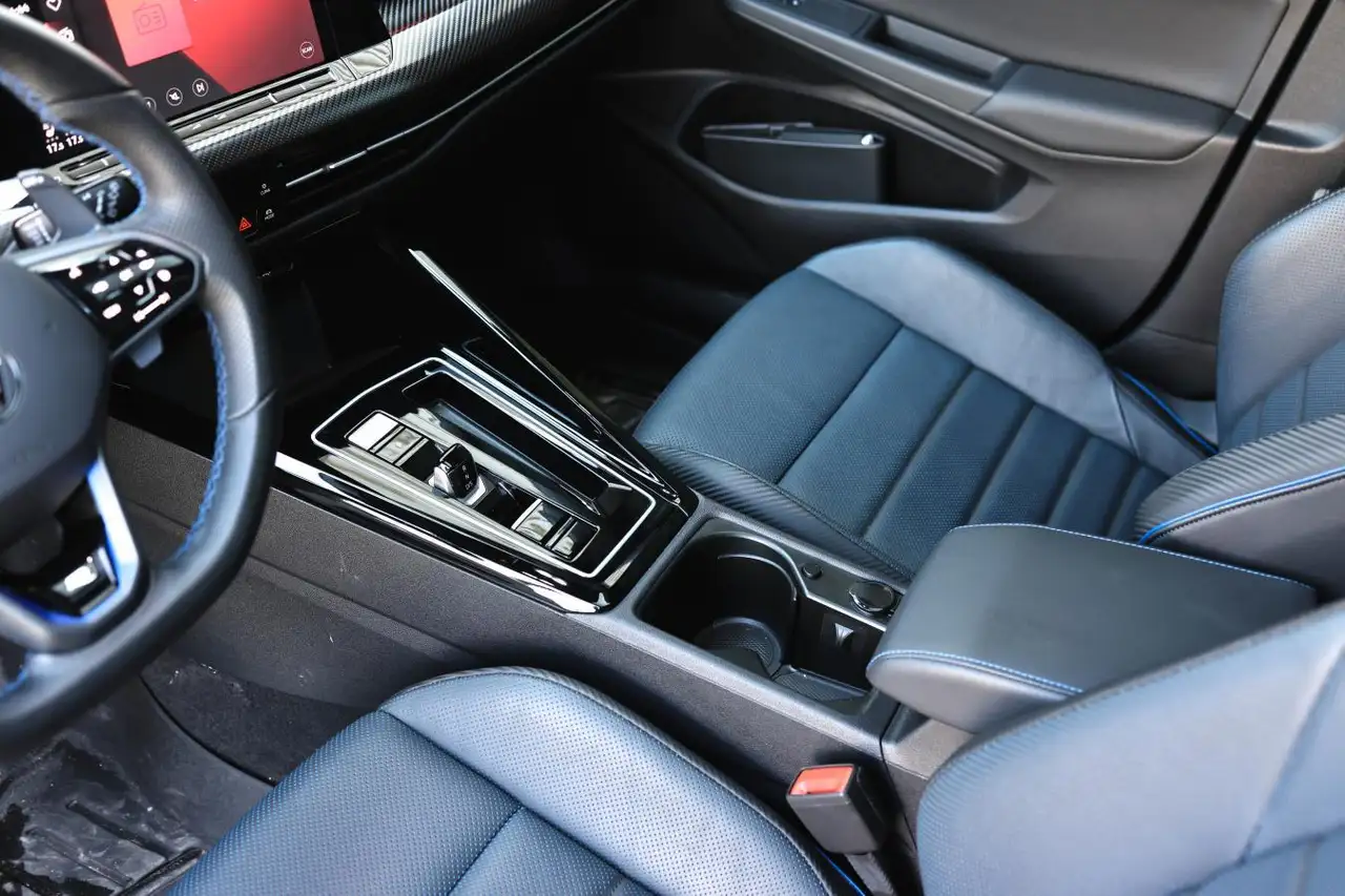 Volkswagen Golf R снимка Volkswagen Golf R