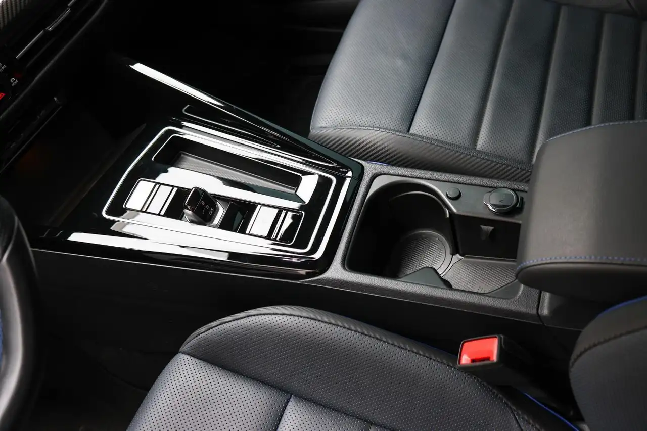 Volkswagen Golf R снимка Volkswagen Golf R