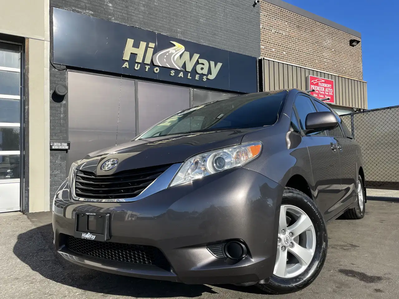 Toyota Sienna снимка Toyota Sienna