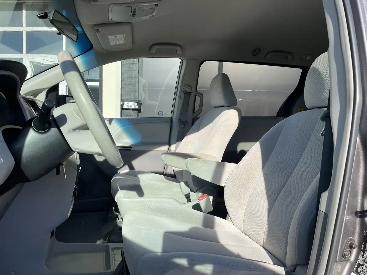 Toyota Sienna снимка Toyota Sienna