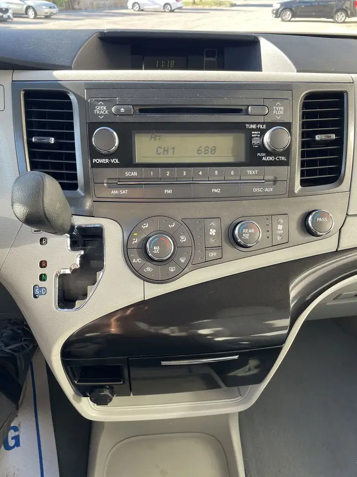 Toyota Sienna снимка Toyota Sienna