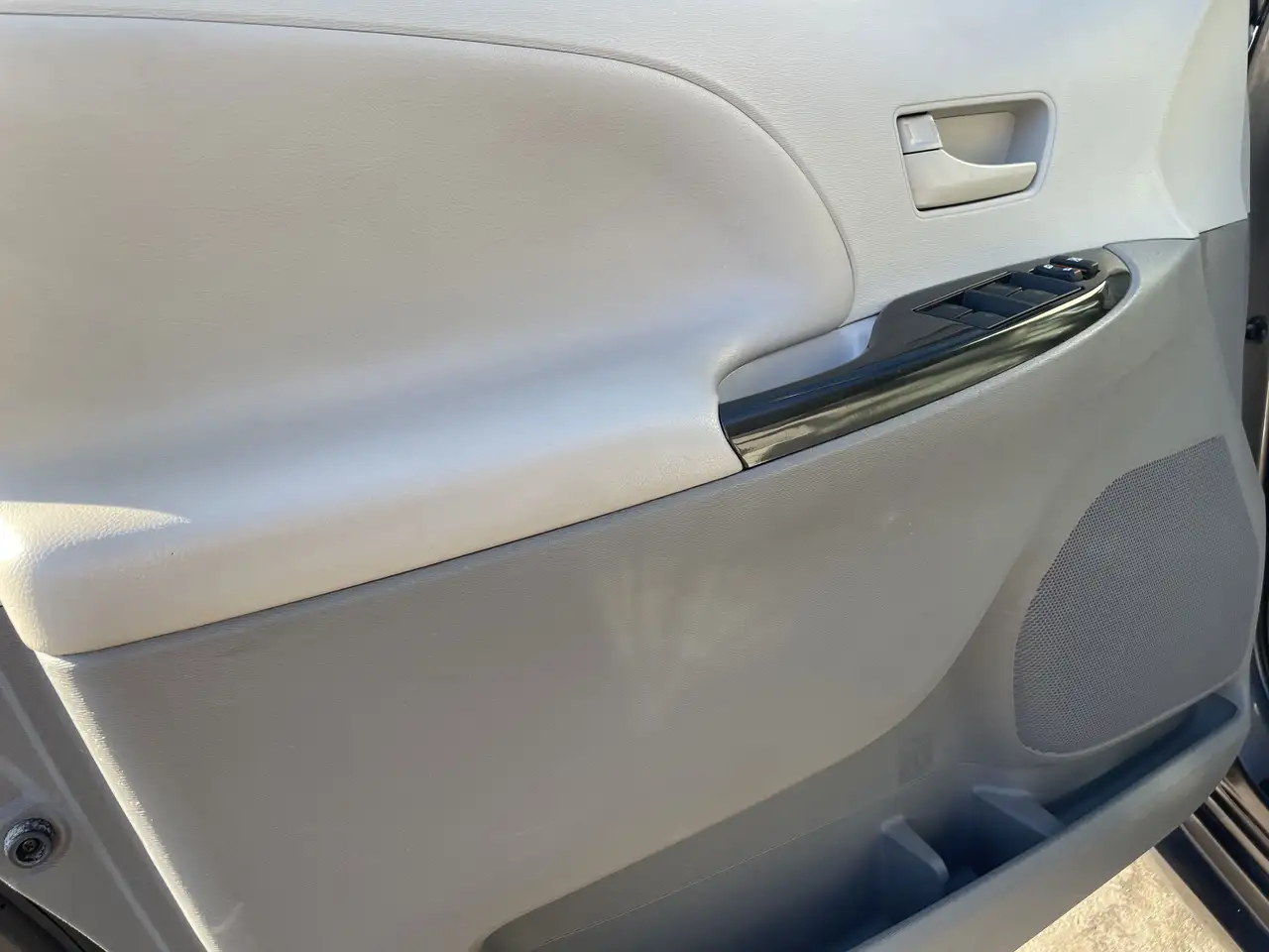 Toyota Sienna снимка Toyota Sienna