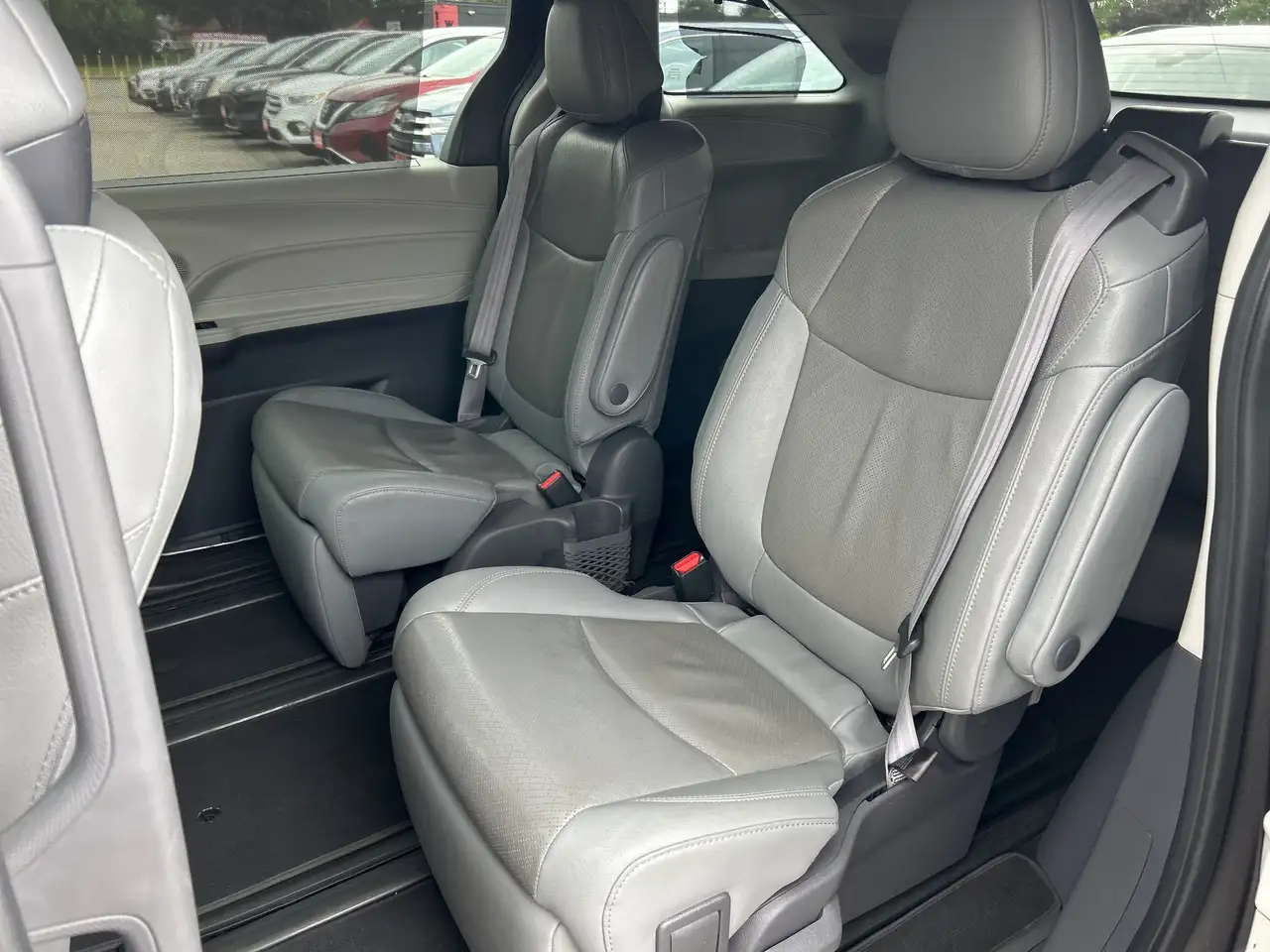 Toyota Sienna снимка Toyota Sienna