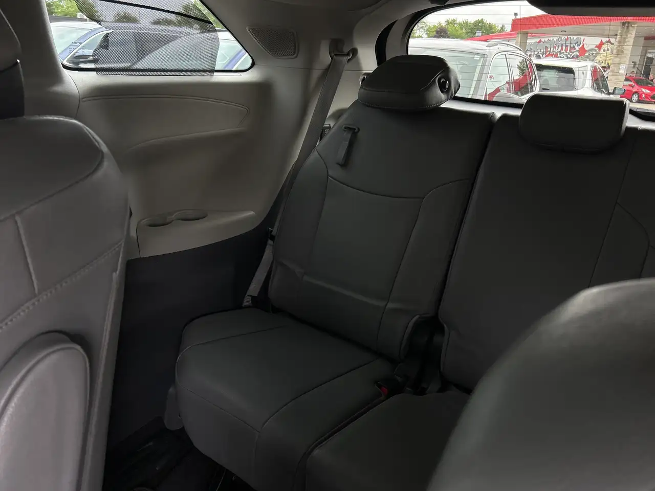 Toyota Sienna снимка Toyota Sienna